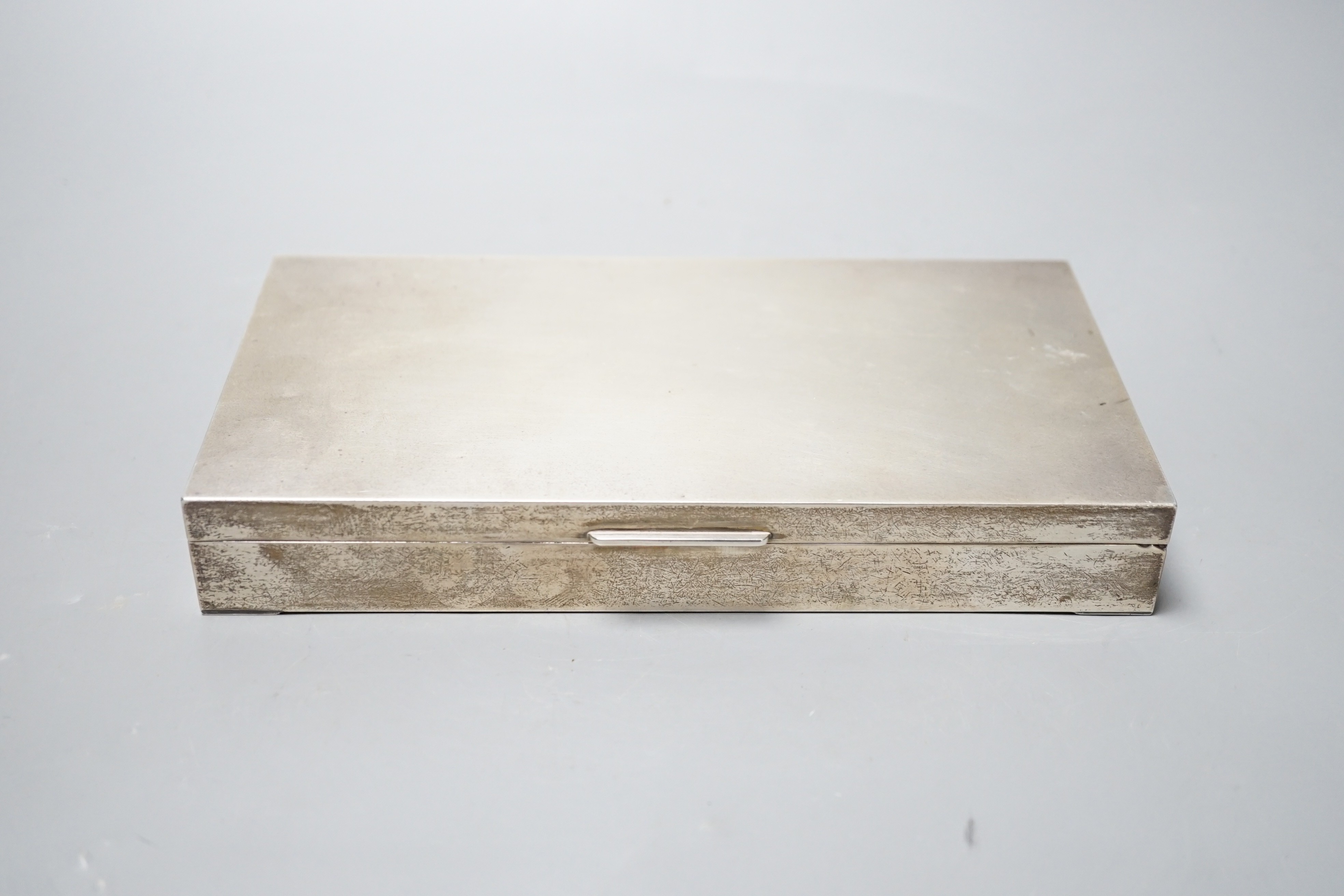 A modern 925 white metal mounted rectangular cigarette box, 20.8cm.
